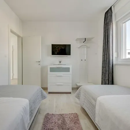 New In Town Center Apartment *