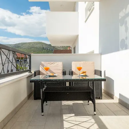 New In Town Center Apartment