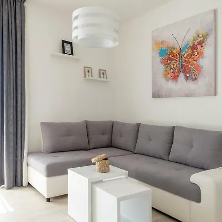 New In Town Center Apartment *