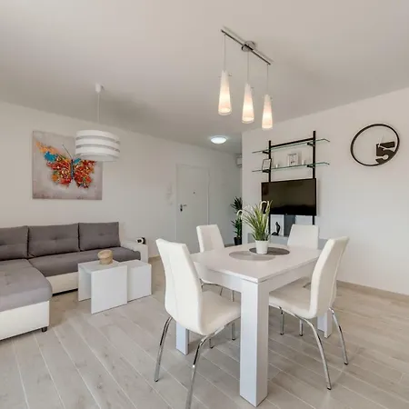 New In Town Center Apartment