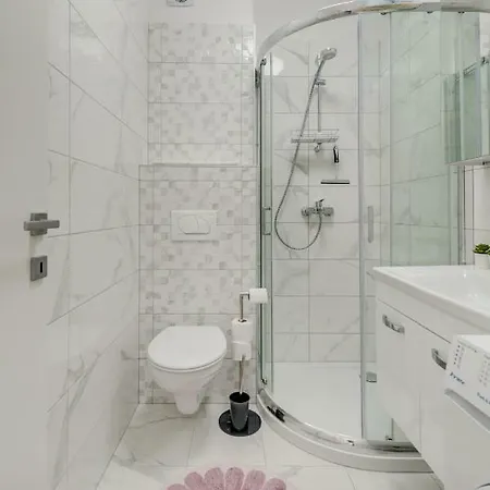 New In Town Center Apartment *